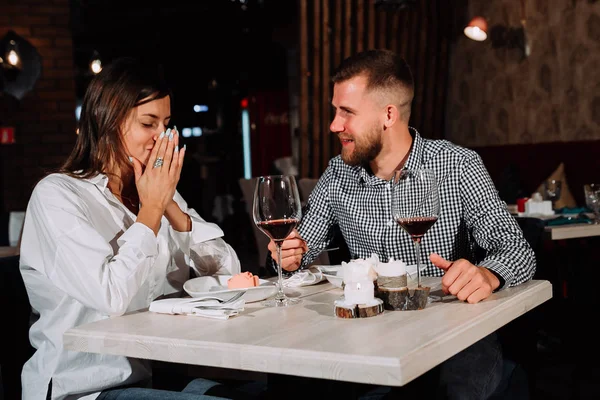 幸せな若いカップル ロマンチックなデート飲み物グラスワイン赤レストランでは、バレンタインデーを祝う — ストック写真