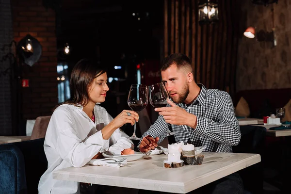Sevgililer günü kutlama romantik Tarih içki bardak kırmızı şarap Restoran, genç mutlu çift