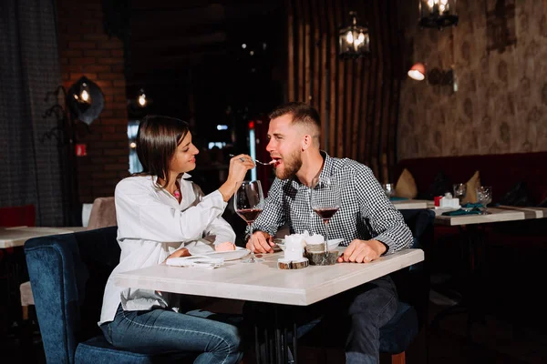 Çöl ve şarap birlikte bir restoranda sahip şık zengin çift.
