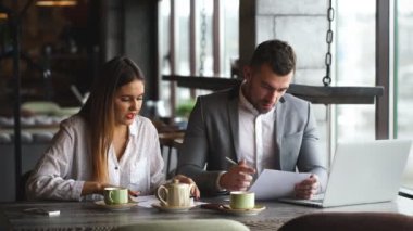 iş adamları bir belgeyle ilgili tartışıyor