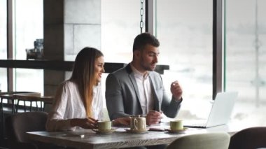 iş adamı ve iş bir kafede öğle yemeğinde tartışırken işkadını
