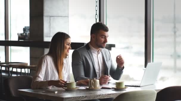 Uomo d'affari e donna d'affari discutono di lavoro a pranzo in un caffè — Video Stock