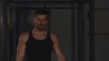 Tebeşir tozu camera.slow ararken bir dumbbell bir garaj veya kentsel spor salonu ile eğitim önce elleriyle alkışlar odaklanmış çalışkan aktif fitness güçlü kas sakallı vücut geliştirmeci