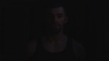 Alkışlar eller eğitim bir dumbbell ile önce tebeşir tozu ile güçlü kas sakallı vücut geliştirmeci