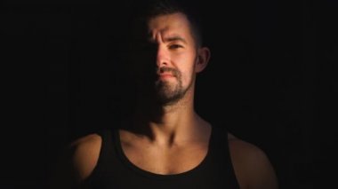 Alkışlar eller eğitim bir dumbbell ile önce tebeşir tozu ile güçlü kas sakallı vücut geliştirmeci