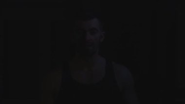 Alkışlar eller eğitim bir dumbbell ile önce tebeşir tozu ile güçlü kas sakallı vücut geliştirmeci