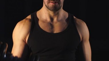 Mide üzerinde odaklanın. Karanlık kontrast atış Genç Kas fitness adam mide ve kol