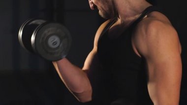sportif sağlıklı güçlü kas karizmatik mutlu gülümseyen yakışıklı adam vücut geliştirmeci zor eğitim iş