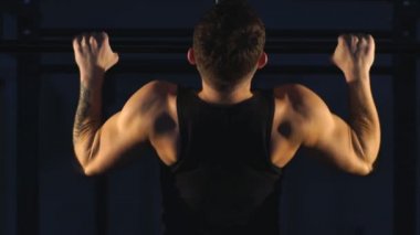 Kas koyu arka planda eğitim genç vücut geliştirmeci arkası