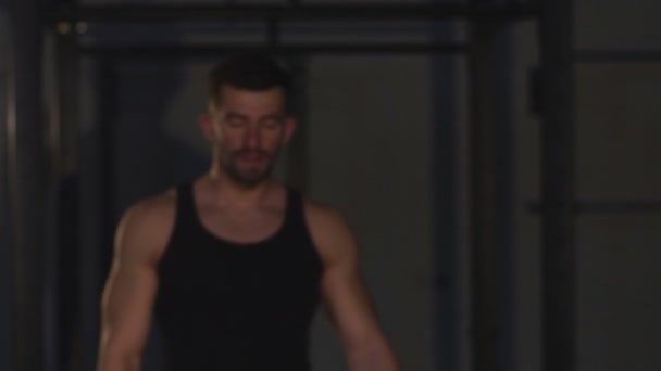 Cílený Pracovitý Aktivní Fitness Silné Svalnaté Vousatý Kulturista Tleskání Rukou — Stock video