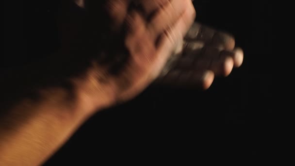Мужчина пауэрлифтер рука в тальк всплеск подготовки к тяжелой работе — стоковое видео