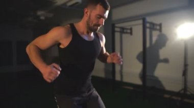 atlet bir egzersiz yaptıktan sonra dinleniyor
