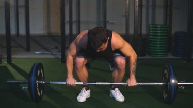 Kaslı erkekler Deadlift crossfit spor salonunda kaldırma