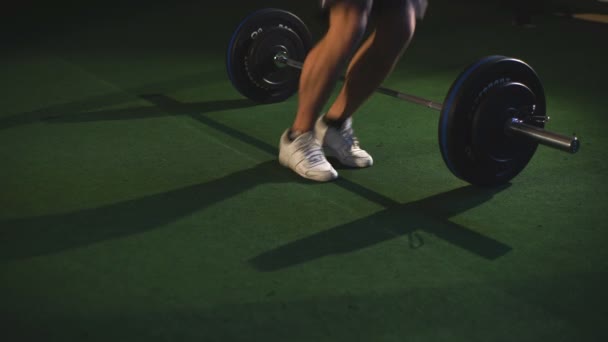 Burpees egzersiz sırasında barbell atlama erkekler — Stok video