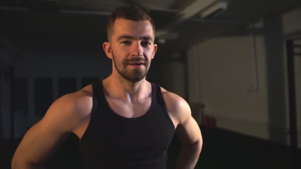 De atleet rust na een training, fysiek Fit jonge Man rust In A Modern healthclub — Stockvideo