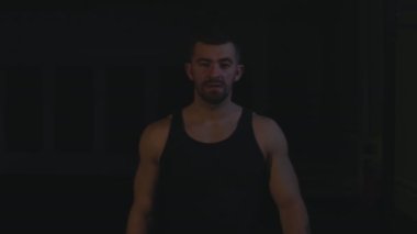 karanlık ve eğitim bir dumbbell ile önce tebeşir tozu ile alkışlayan eller erkek atlet çıkan