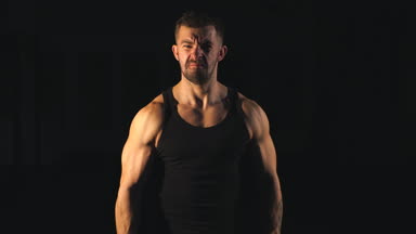 sportif sağlıklı güçlü kas karizmatik mutlu gülümseyen yakışıklı adam vücut geliştirmeci zor eğitim iş