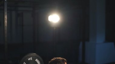 ağırlık vasıl belgili tanımlık jimnastik salonu ile bir ağız kavgası yapan erkek