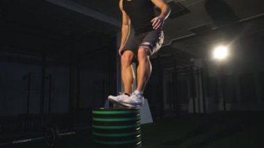 Kutusu atlama egzersiz spor salonunda yapan erkek