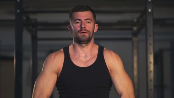 Hombre musculoso deportivo están haciendo ejercicio en el gimnasio — Vídeos de Stock