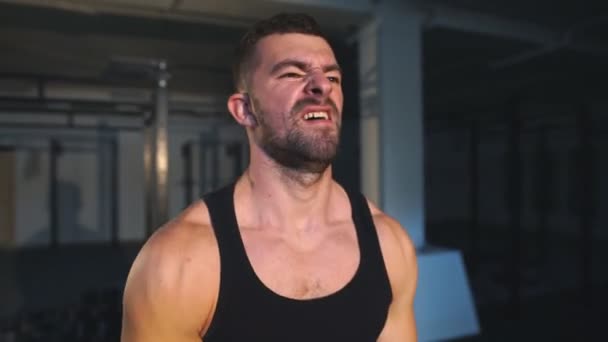 Ein gutaussehender Mann hebt die Langhantel. Crossfit Fitness Studio Schwergewichtsstange durch starkes Training — Stockvideo