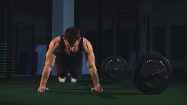 Exercício de força push-up do homem do ginásio com haltere em um treino crossfit — Vídeo de Stock