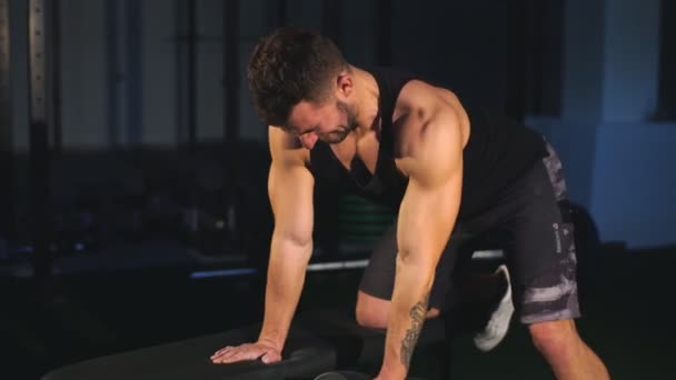 Hombre guapo haciendo pesas de ejercicio en el gimnasio, Fuerza y motivación Concepto — Vídeo de stock