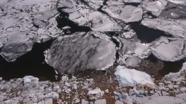 Havadan görünümü güzel kış manzara nehir, nehir üzerinde buz koymak