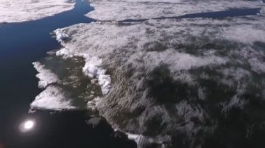 Volga Nehri kısmen donmuş, mavi ve beyaz patchwork buz büyük blokları oluşturma.