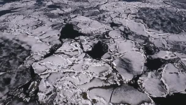 Αεροφωτογραφία του Βόλγα ποταμού χειμώνα, το νερό και το παγωτό σε ένα παγωμένο ποτάμι — Αρχείο Βίντεο