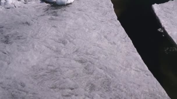 Εναέρια πάνω προς τα κάτω θέα πάνω από την επιφάνεια μοτίβο Παγωμένο ποτάμι. Χειμερινή σεζόν στο Βόλγα — Αρχείο Βίντεο