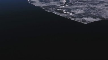 Havadan görünümü güzel kış manzara nehir, nehir üzerinde buz koymak