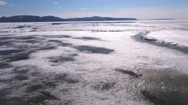 Havadan görünümü ile buzlar sırasında güneş batmadan yüzer büyük nehir. buz sürükleniyor. buz araba. Yüzen buz kütlesi. — Stok video