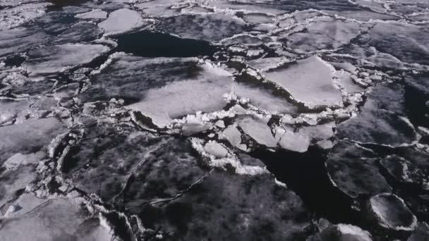 Eisblöcke auf dem Meer. Rissige Eisbeschaffenheit. Ansicht von oben. Natur Winter Hintergrund. — Stockvideo