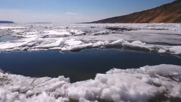Vue aérienne sur Beau paysage hivernal dans la rivière, la rivière a été mise dans la glace 