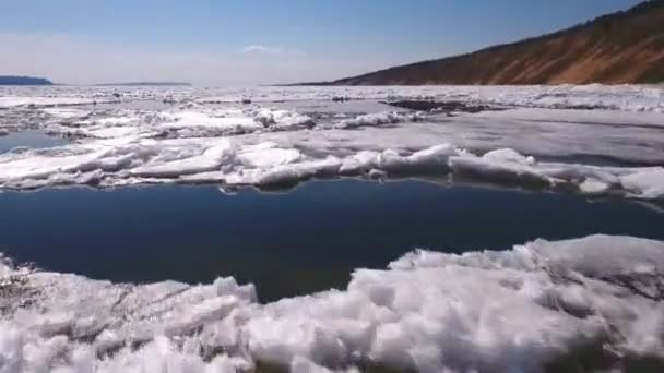 Vista aerea sul bellissimo paesaggio invernale nel fiume, il fiume è stato messo in ghiaccio — Video Stock