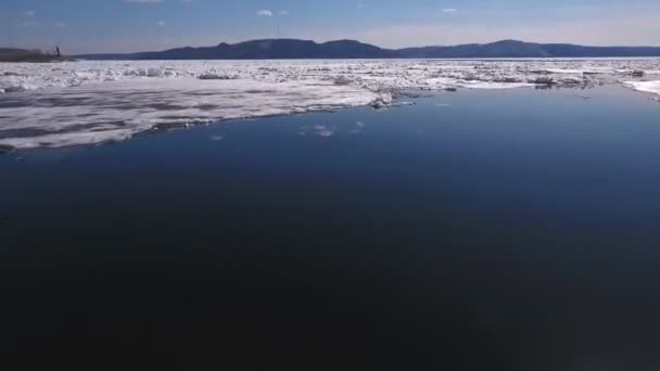 Vue aérienne du haut vers le bas sur la surface glacée de la rivière. Saison d'hiver sur la Volga — Video