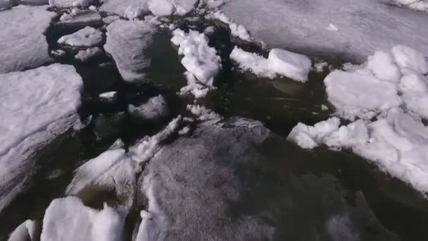 Vista aérea al mirar hacia abajo en el río Volga con hermoso hielo congelado — Vídeo de stock