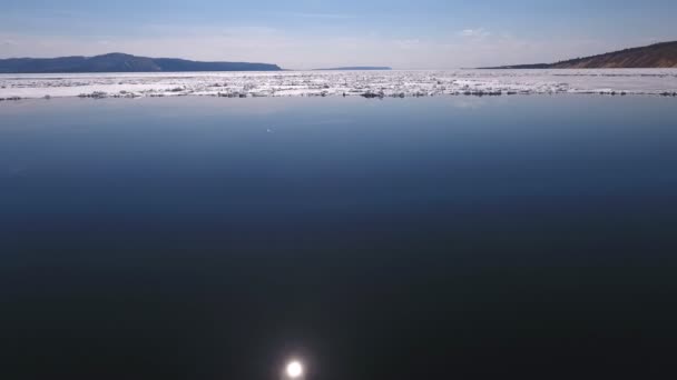 eau et glace sur une rivière gelée 