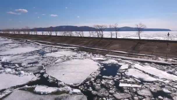 El río Volga está parcialmente congelado, grandes bloques de hielo crean mosaicos azules y blancos . — Vídeos de Stock