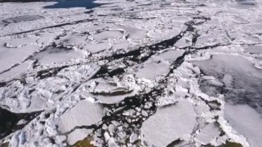 Donmuş gölün havadan görünümü. Drone görünümünden buz. Arka plan doku kavramı. Denizde buz blokları. Kırık buz doku. Üstten görünüm. Doğa Kış arka plan. Nehirde, güzel kış manzarası