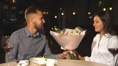 güzel bir çift aşık hediyeler Sevgililer günü, bir tarihi bir kafede değişimler