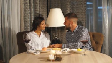 Genç neşeli adam ve dating ve kafede birlikte vakit kadın.