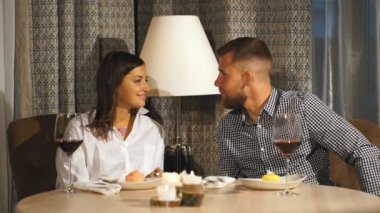 güzel bir sakallı adam sevgilisini bir restoran, mutluluk, aşk, sürpriz bir hediye verir. İlk tarih. Sevgililer günü