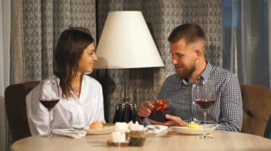 güzel bir çift aşık hediyeler Sevgililer günü, bir tarihi bir kafede değişimler