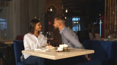 güzel bir sakallı adam sevgilisini bir restoran için bir hediye verir