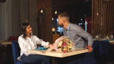 Genç bir çift Restoran bir tarihten sonra bırakır.