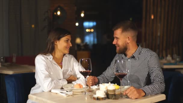 Jonge vrouw voedt zijn man moderne restaurant — Stockvideo