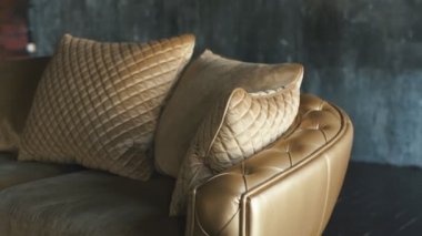 Çatı background.luxury kanepede lüks altın altın renkli stüdyo, lüks altın kanepenin üstüne bir çatı arka plan kanepe kapitone. Modern bir daire bir pencerede, güzel kanepe