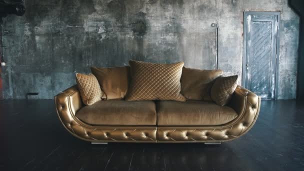 Золотой кожаный диван на заднем плане — стоковое видео